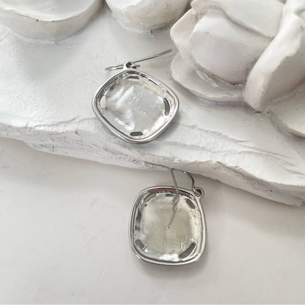 Shell Inlayed Geometric Shaped Earrings - Picture 3 of 6